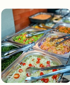 Saladas e pratos do buffet